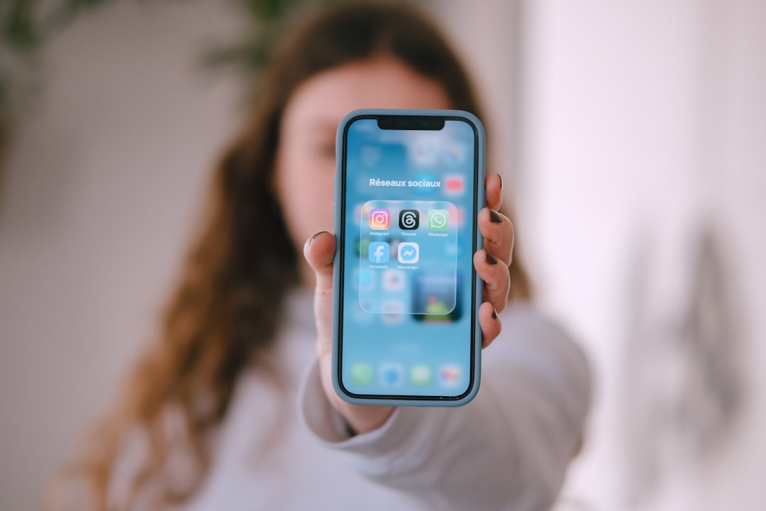 Smartphone con Instagram, WhatsApp, Facebook y Messenger para comunicación omnicanal