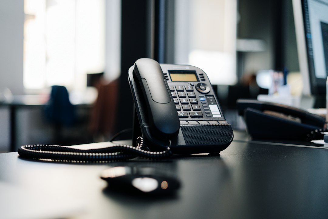 WhatsApp Business cambia sus tarifas el 1 de octubre de 2026: qué deben saber las empresas en Chile Teléfono IP integrado a una estrategia de atención omnicanal